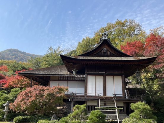 Ōkōchi Sansō (大河内山荘), the former villa of a Japanese silent movie star. This building seems to be a cross between a Shintō shrine and a teahouse type of secular architecture, yet the place encourages you to find Buddha there. Go figure. 