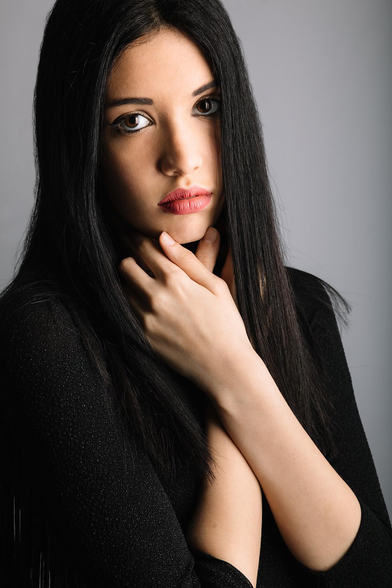 Chica morena de pelo liso.