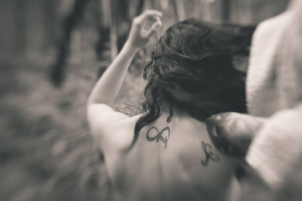 Mujer tatuada de espaldas.