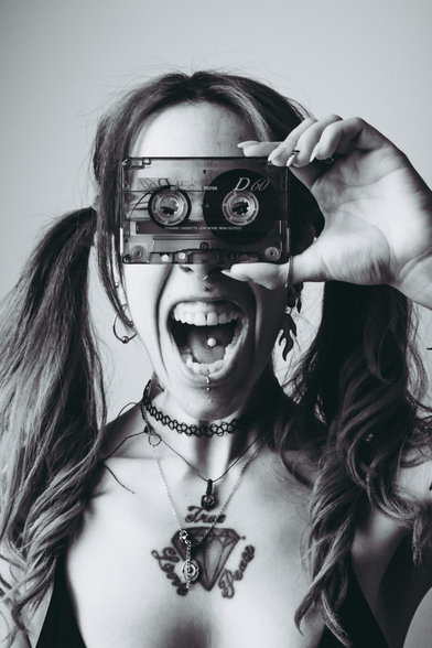 Mujer con cinta de cassette en la cara.