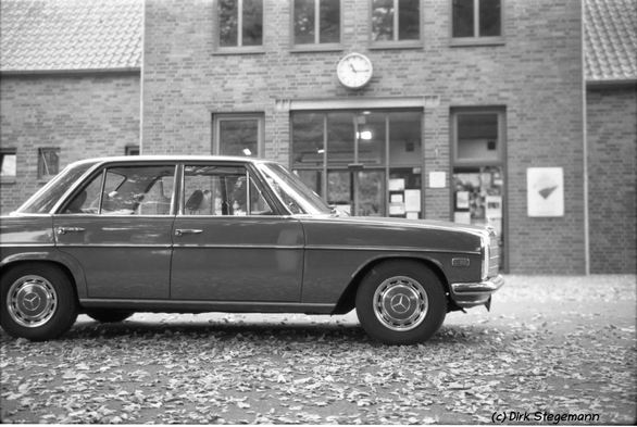 Oldtimer Mercedes-Benz W114 in Billerbeck am Bahnhof.