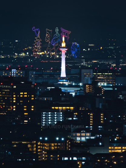 京都の夜景 京都タワーと京都競馬場のドローンショーが見える