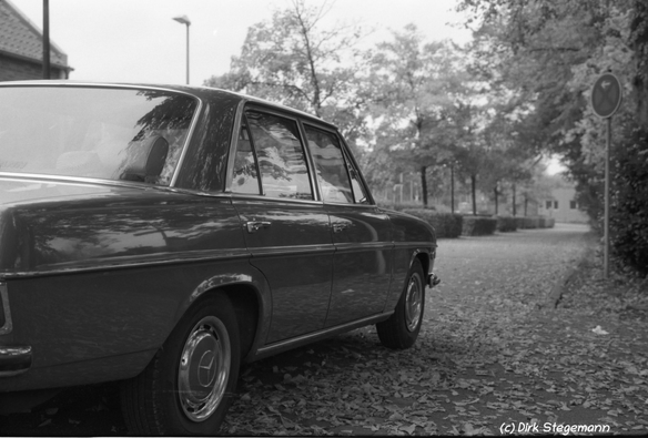 Oldtimer Mercedes-Benz W114 in Billerbeck am Bahnhof.