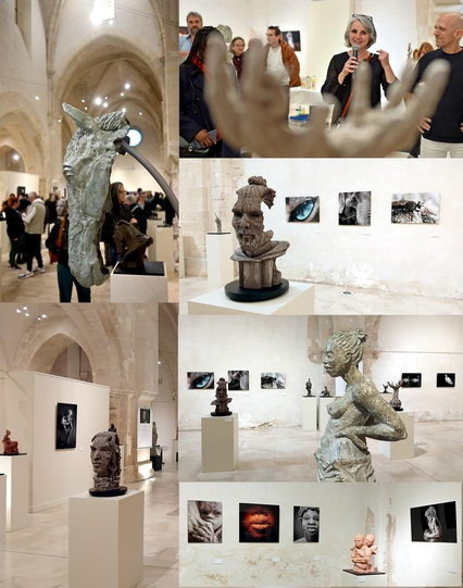 assemblage de 6 photos d'une exposition d'art (sculptures et photographies) dans une ancienne église. Sur 2 des photos ont voit du monde autour des œuvres. Sur les 4 autres photos on voit juste les œuvres dans l'ancienne église en pierres blondes