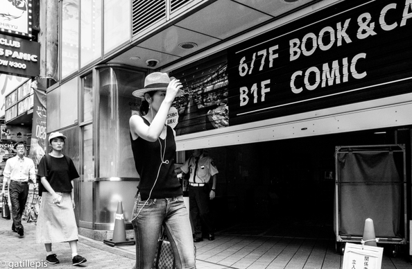 Dona amb samarreta i barret de palla als carrers de Shinjuku.