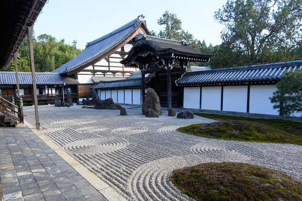 方丈南庭。蓬莱神仙思想に基づいた枯山水庭園となっている。/ 2025.11.24 東福寺から