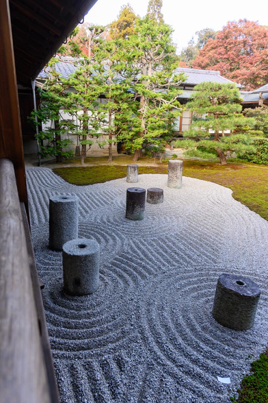 方丈東庭。円柱の医師で北斗七星が描かれている。手前が柄杓側。/ 2025.11.24 東福寺から