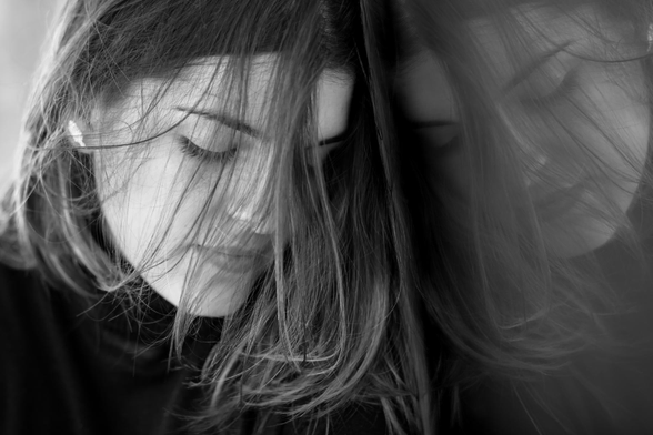 Chica con los ojos cerrados.