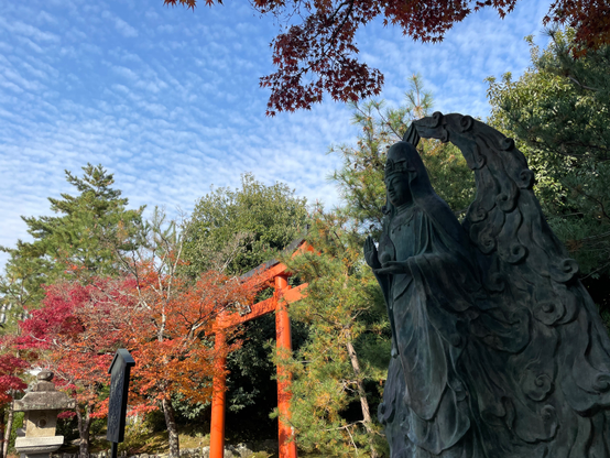 Little Shintō shrine in the Zen Buddhist temple Tenryūji, with the Bodhisattva of Mercy Kannon Bosatsu on the right
