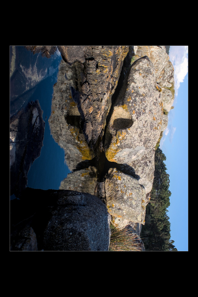 Reflexo dunhas rochas na auga. (galego).

Reflection of rocks in the water.