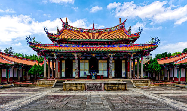 Central temple square with main hall and side buildings.