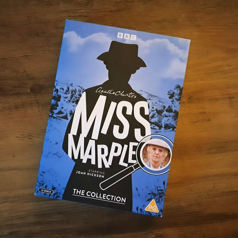 It's that time of the year again ❄️ and nothing stops the cold nights more, than some classic cozy crime with Joan Hickson as Miss Marple 🔍 Fabulous!
