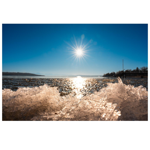 Wind und Wellengang haben Eiskristalle am Ufer des Sees abgelagert. 