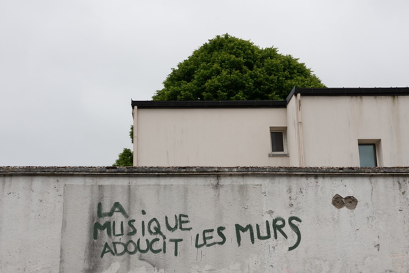 A graffiti "Music softens walls"