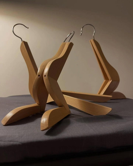 des cintres manifestement pas de bois surpris hors du placard en train d'entamer une relation sexuelle triangulaire