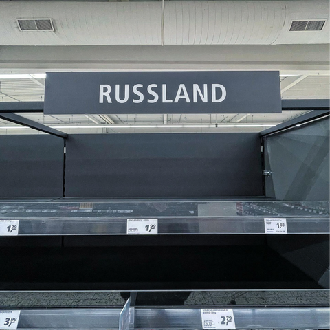 Leeres Regal im Supermarkt mit Aufschrift "Russland". Fotografie: raumstadtion
