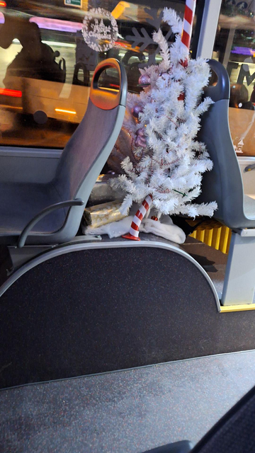 Ein sehr weihnachtlich dekorierter Bus