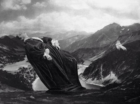 une femme allongée dans un refuge de montagne