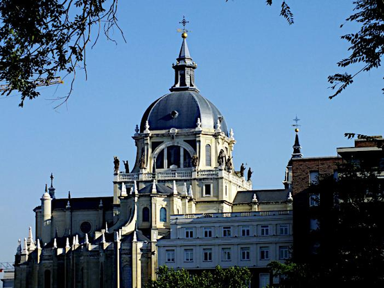 Foto van koepel en deel van kathedraal