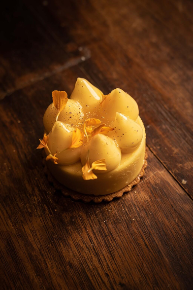 Nous vous présentons Camille : une pâtisserie végane et sans gluten à la clémentine, avec un soupçon de poivre de timut.

#végane #vegan #sansgluten #glutenfree #pâtisserie #clémentine #poivredetimut #timut #art #photo #artculinaire #paris #paris18 #cuisinefrançaise 