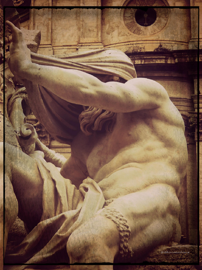 Détail de la sculpture du Dieu du Nil : un homme musclé dont le visage est couvert d'un drap qu'il essaie de soulever de sa main. Fontaine des quatre rivières, Place Navone, Rome, Italie. Le Bernin, 1651.