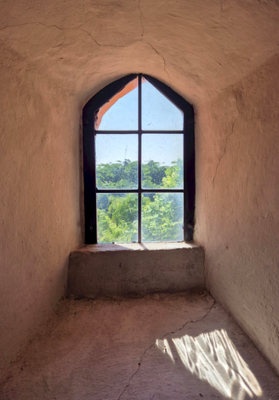 Ein schönes, altes Kirchenfenster aus der oberfränkischen Ortschaft Krögelstein. Die evangelisch-lutherische Pfarrkirche wurde um 1560 errichtet.
