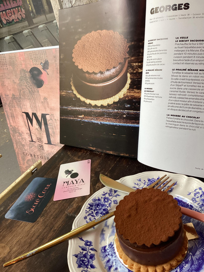 Notre Georges va vous faire fondre avec son coeur en praliné sésame noir, enrobé de chocolat noir. Différentes textures, du craquant au moelleux, permettent de savourer cette pâtisserie en passant par plusieurs émotions gustativement inoubliables. Pâtisserie végane et sans gluten.

#végane #vegan #sansgluten #glutenfree #pâtisserie #sésame #sésamenoir #chocolat #chocolatnoir #paris #paris18 #art #photo #artculinaire #cuisinefrançaise 