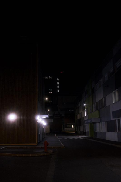 Ruelle sombre de nuit avec juste de faibles lampes