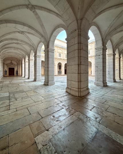 Foto: Arkaden eines Klosters in Lissabon