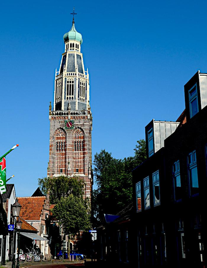 Foto van straat met kerktoren