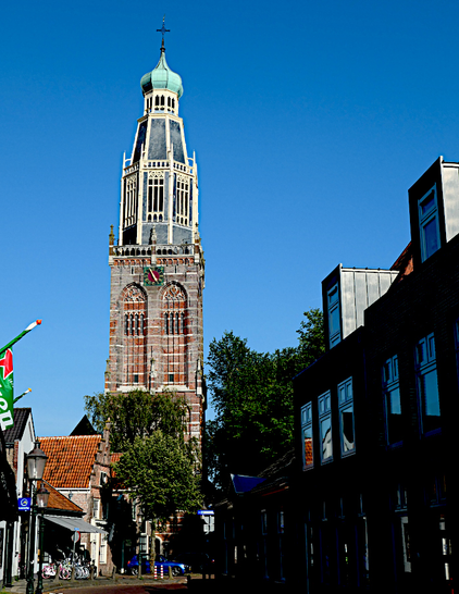 Foto van straat met kerktoren