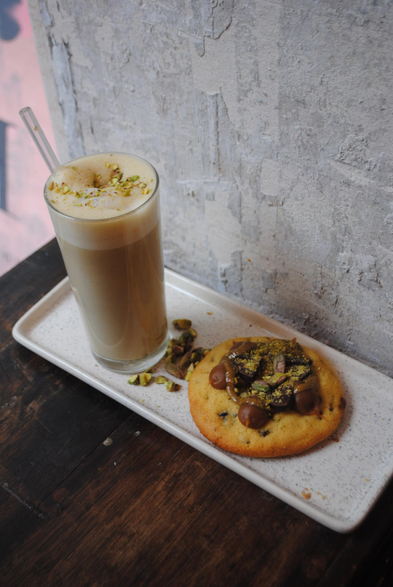Envie d’un goûter gourmand ? Sucré Coeur / Maya est l’endroit idéal ! En photo : le Pistachio Latte accompagné d’un cookie à la… pistache.

#cookie #pistache #pâtisserie #artculinaire #photo #art #cuisinefrançaise #paris #paris18 