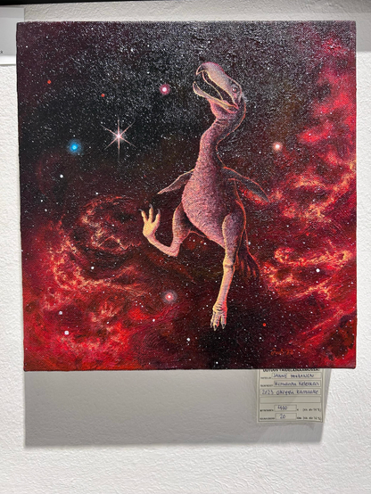 На карціне намаляваны дыназаўр, які лунае на яркім касмічным фоне, напоўненым зоркамі і круцячыміся галактыкамі. У творы спалучаюцца элементы космасу і дагістарычныя тэмы.