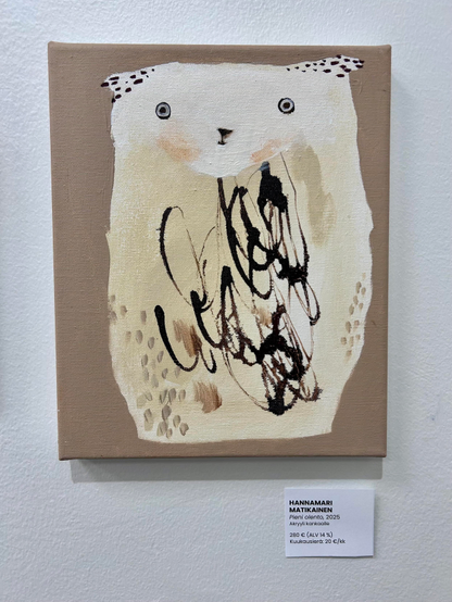 Мудрагелісты мастацкі твор, які адлюстроўвае стылізаваную саву або жывёлу са светлым целам, круглымі вачыма і мінімальнымі рысамі твару на бэжавым фоне. Чорныя лініі і пырскі, падобныя на чарніла, дадаюць тэкстуры.