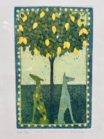 Стылізаваная ілюстрацыя з двума сабакамі, якія сядзяць каля цытрынавага дрэва, поўнага жоўтых цытрын. Фон тэкстураваны зелянінай, а краю ўпрыгожаны дробнымі белымі кветкамі.