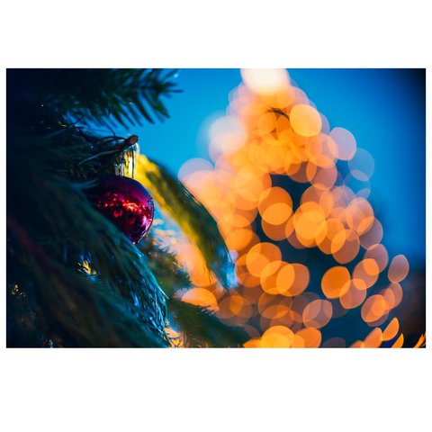 Weihnachtskugel, Tannenbaum und Tannenbaum mit Lichtern im Bokeh.