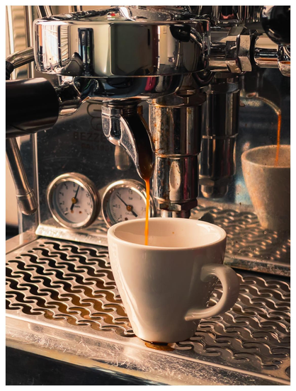 Espresso rinnt aus einer zu dessen Herstellung befähigten Maschine.