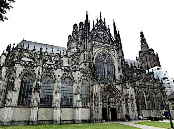 Foto van gevel van monumentale kerk