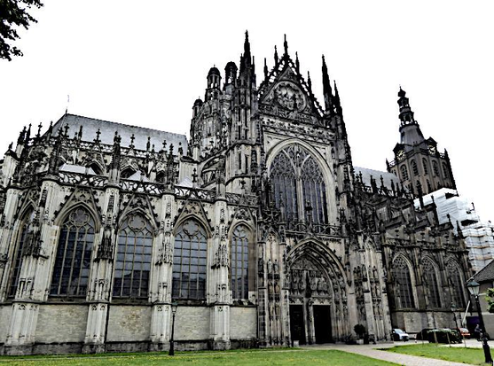 Foto van gevel van monumentale kerk