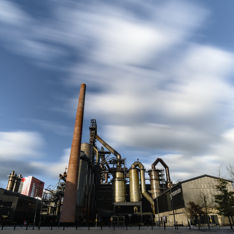 Industriegebäude eines ehemaligen Stahlwerks in Belval, Wolken ziehen über den blauen Himmel