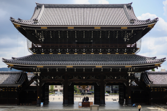Front gate of Higashi Hongan-ji temple in Kyoto
