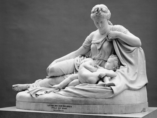 Leto with her twin children. A statue by William Henry Rinehart.
