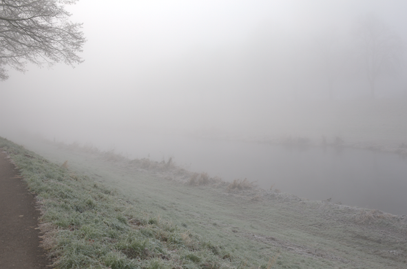 Ein Foto. Ein kleiner Fluss im Nebel