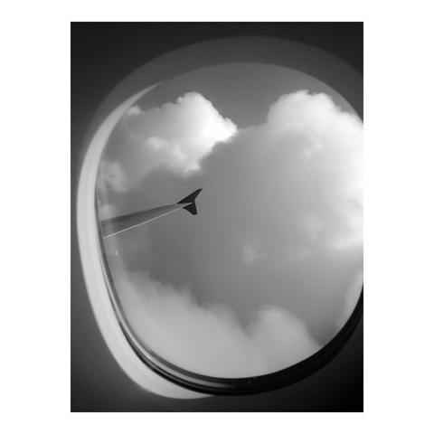 Fluffy clouds seen through the window. (Version françæ) Nuages moutonneuz vuz à travers læ hublot.