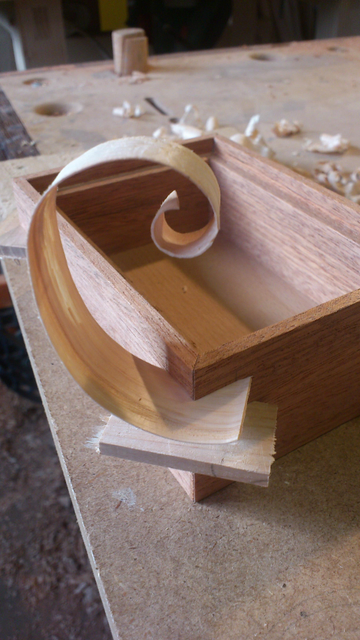 Boite d'environ 8 x 10 en sipo (boite à savon)
Clefs en frêne, celle du haut est un gros copeaux et forme donc une spirale, un peu comme le logo Debian. 
