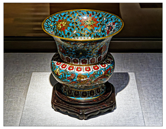 Colorful vase with floral and dragon motifs (early 16th Ct. Ming)
