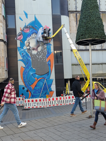 Sprayer auf Hubsteiger bei der Arbeit