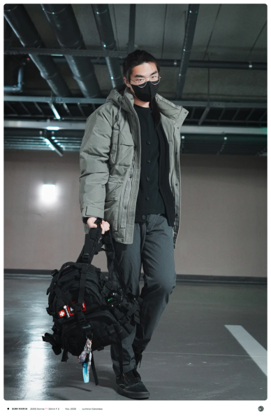 Snowpeak Land Mid-Length Heavy Down 패딩 자켓 착용, MagForce Condor 2 백팩을 들고 있는 모습 (전면)