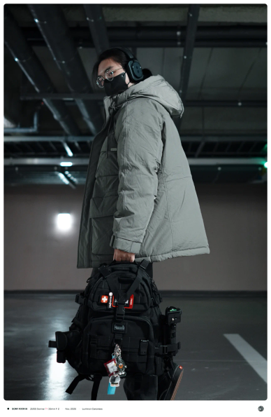 Snowpeak Land Mid-Length Heavy Down 패딩 자켓 착용, MagForce Condor 2 백팩을 들고 있는 모습 (후면)