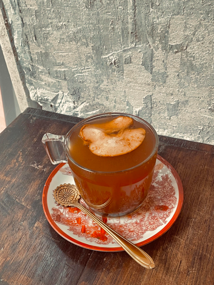 En cette saison automnale, nous vous proposons de vous réchauffer avec notre infusion tatin : pommes caramélisées, jus de pommes et épices.

#infusion #pomme #tatin #boisson #sansalcool #paris #paris18 #art #photo #artculinaire #salondethé 